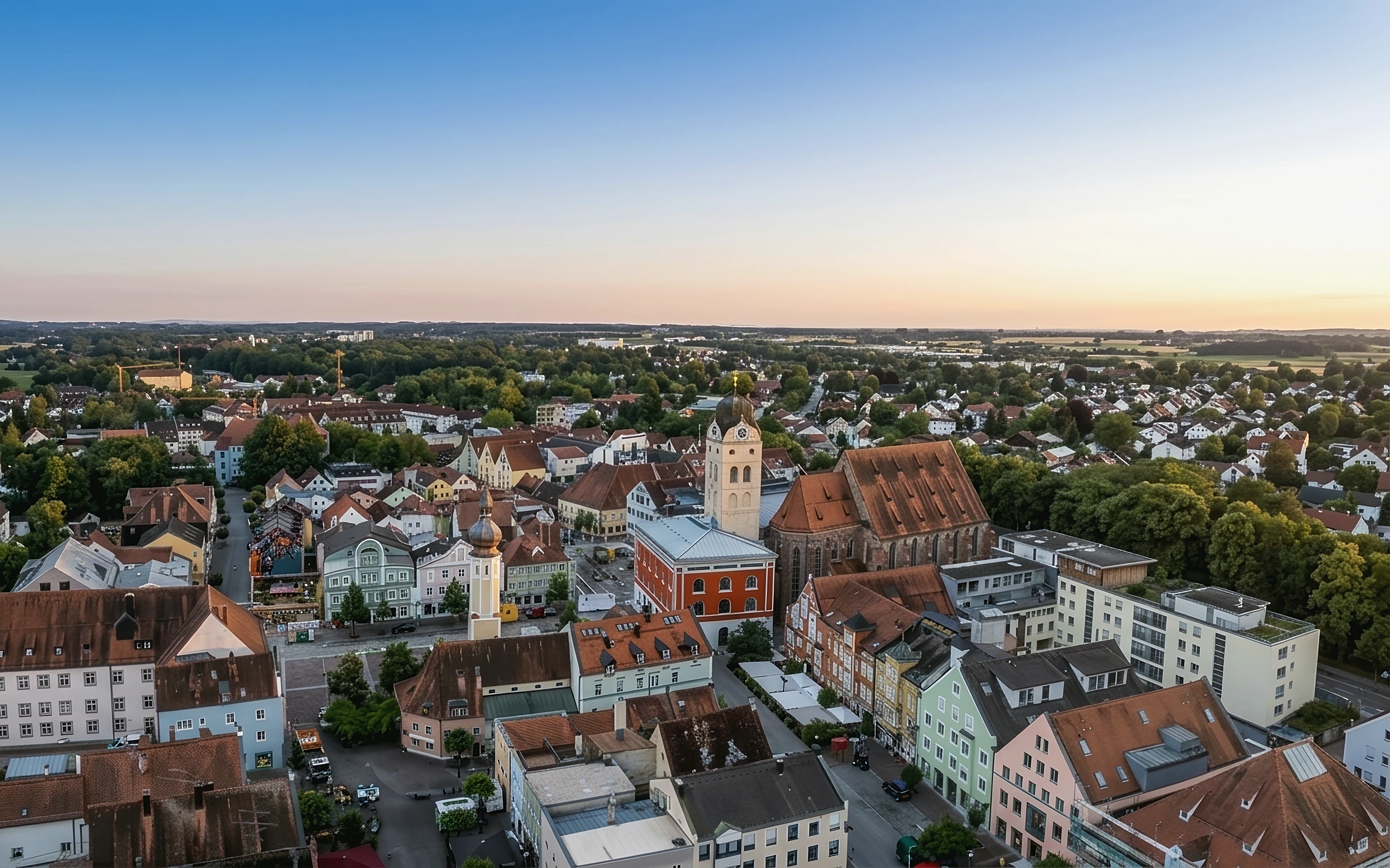 Blick über die Altstadt von Erding im Abendlicht